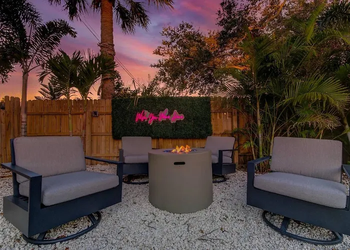 1 Block To Beach, Pool, Bikes, Putt Putt- Triplex Clearwater Beach