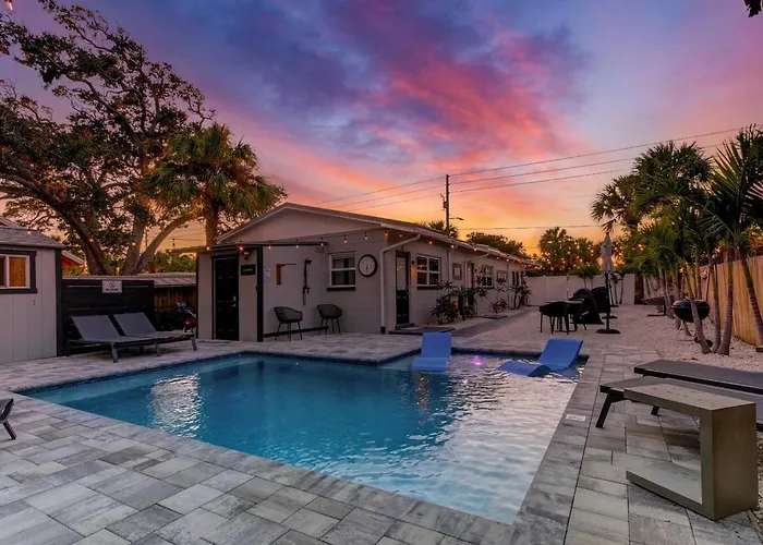 1 Block To Beach, Pool, Bikes, Putt Putt- Triplex Clearwater Beach