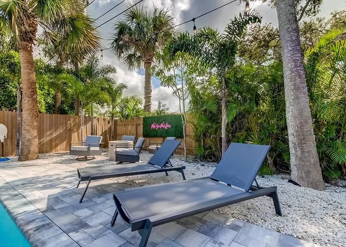 1 Block To Beach, Pool, Bikes, Putt Putt- Triplex Clearwater Beach