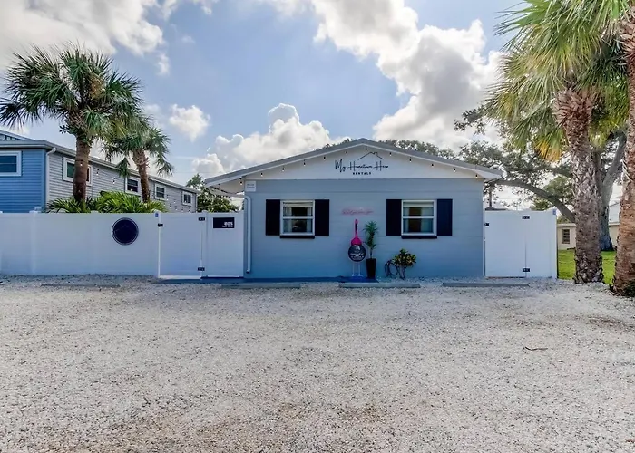 Apartment 1 Block To Beach, Pool, Bikes, Putt Putt- Triplex Clearwater Beach
