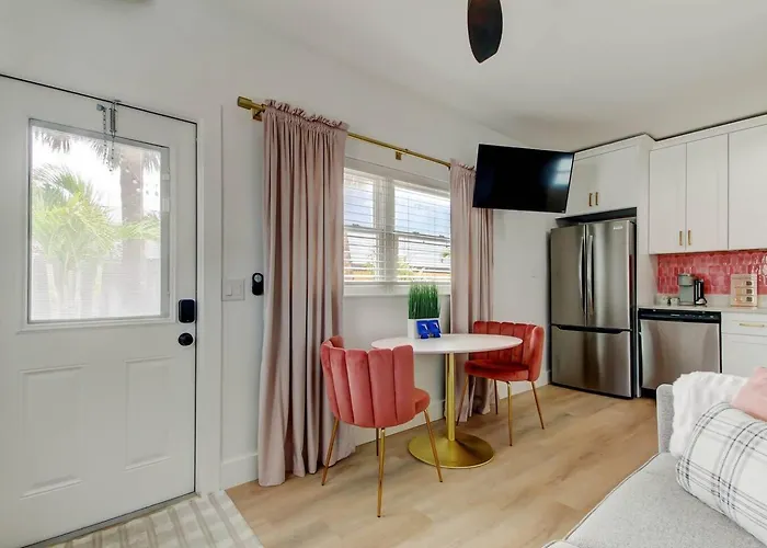 1 Block To Beach, Pool, Bikes, Putt Putt- Triplex Apartment