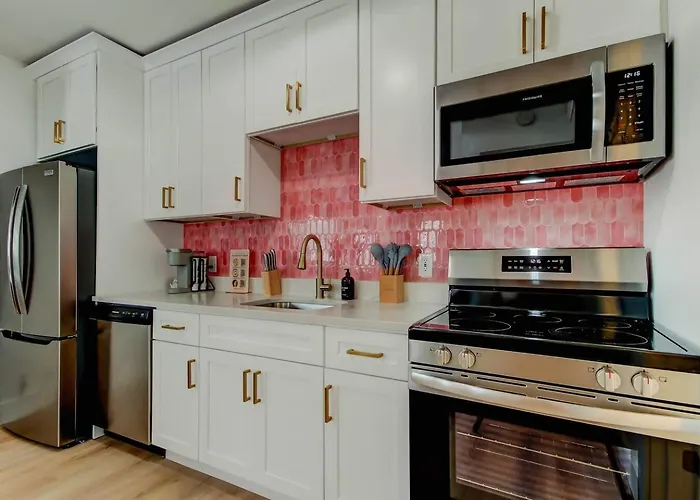 1 Block To Beach, Pool, Bikes, Putt Putt- Triplex Apartment