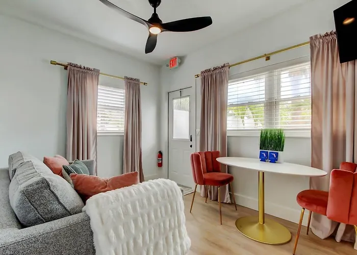 1 Block To Beach, Pool, Bikes, Putt Putt- Triplex Apartment Clearwater Beach