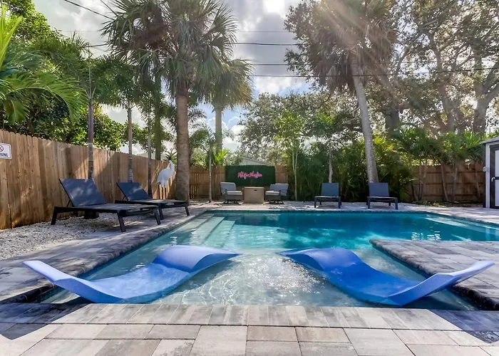 1 Block To Beach, Pool, Bikes, Putt Putt- Triplex Apartment *