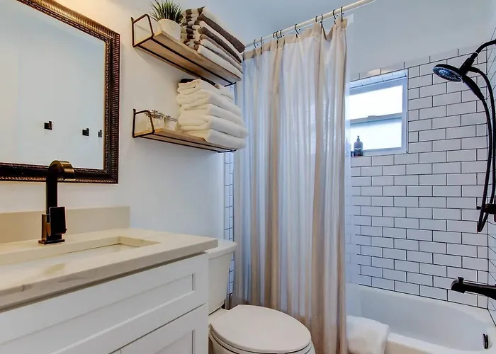 1 Block To Beach, Pool, Bikes, Putt Putt- Triplex Apartment