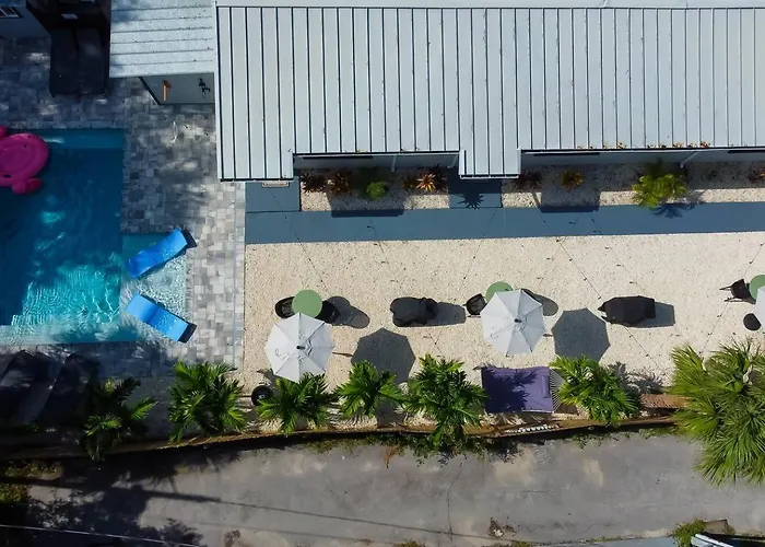 1 Block To Beach, Pool, Bikes, Putt Putt- Triplex * Clearwater Beach
