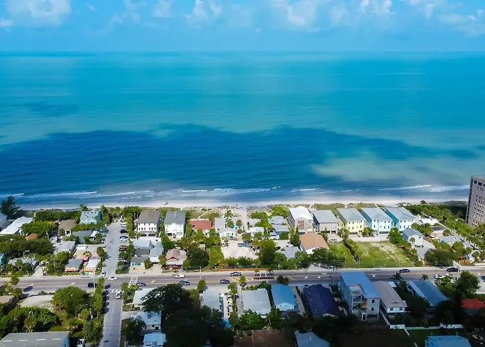 1 Block To Beach, Pool, Bikes, Putt Putt- Triplex Apartment