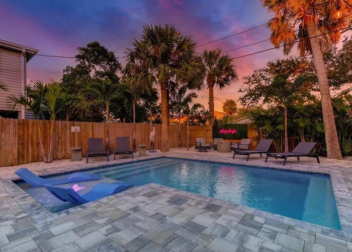 1 Block To Beach, Pool, Bikes, Putt Putt- Triplex Apartment