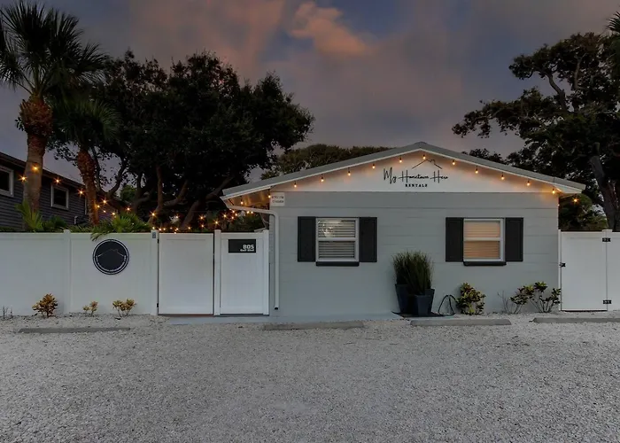 1 Block To Beach, Pool, Bikes, Putt Putt- Triplex Apartment *