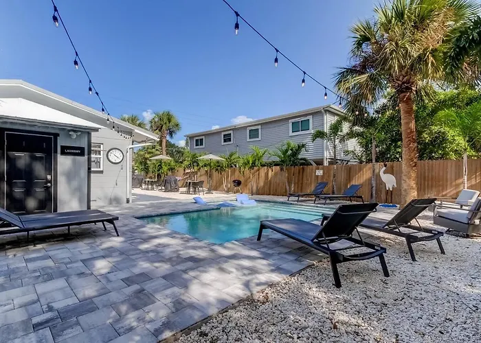 1 Block To Beach, Pool, Bikes, Putt Putt- Triplex Apartment