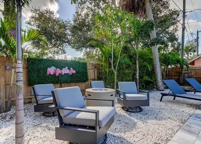 1 Block To Beach, Pool, Bikes, Putt Putt- Triplex