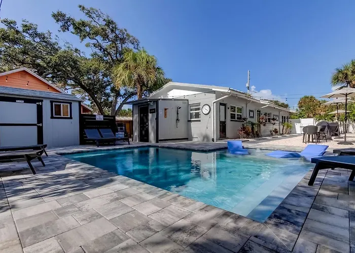 1 Block To Beach, Pool, Bikes, Putt Putt- Triplex Apartment Clearwater Beach
