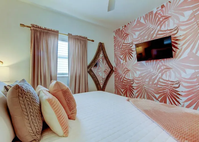 1 Block To Beach, Pool, Bikes, Putt Putt- Triplex Apartment *