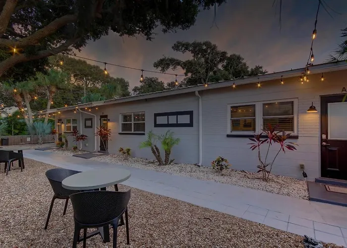 1 Block To Beach, Pool, Bikes, Putt Putt- Triplex Clearwater Beach