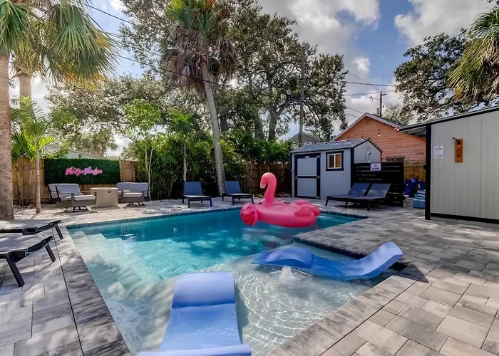 1 Block To Beach, Pool, Bikes, Putt Putt- Triplex Apartment