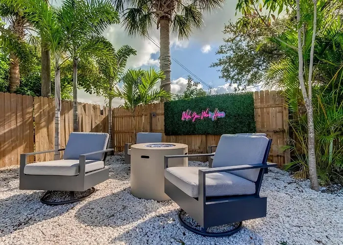 Apartment 1 Block To Beach, Pool, Bikes, Putt Putt- Triplex