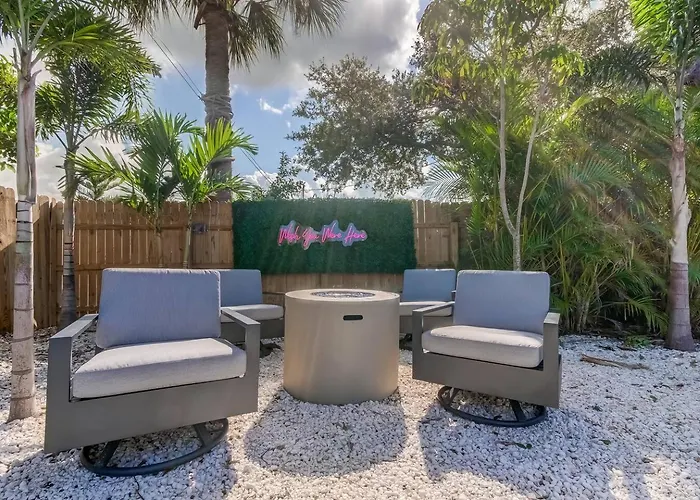 Apartment 1 Block To Beach, Pool, Bikes, Putt Putt- Triplex