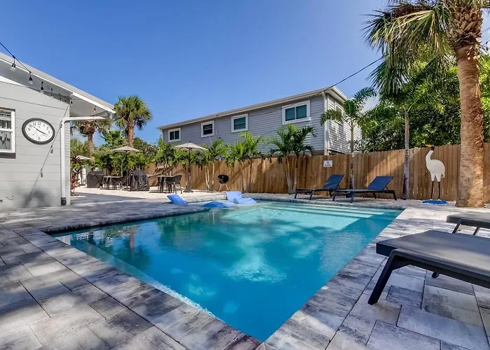 Apartment 1 Block To Beach, Pool, Bikes, Putt Putt- Triplex Clearwater Beach