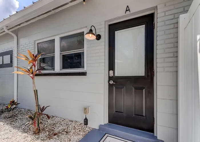 1 Block To Beach, Pool, Bikes, Putt Putt- Triplex Apartment
