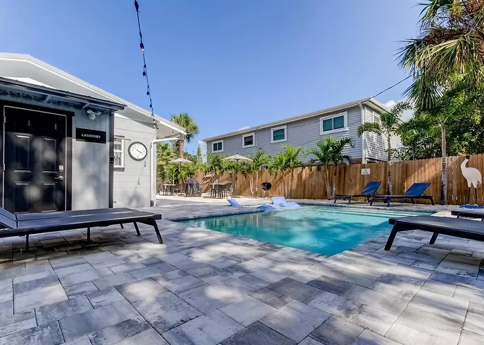 Apartment 1 Block To Beach, Pool, Bikes, Putt Putt- Triplex