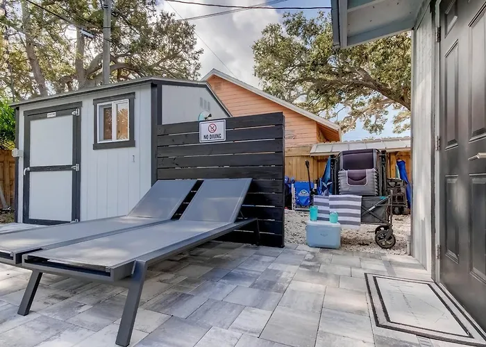 1 Block To Beach, Pool, Bikes, Putt Putt- Triplex