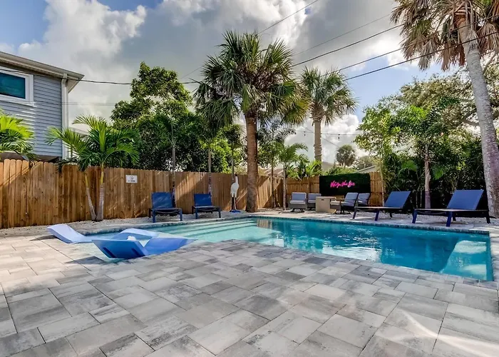 1 Block To Beach, Pool, Bikes, Putt Putt- Triplex Apartment Clearwater Beach