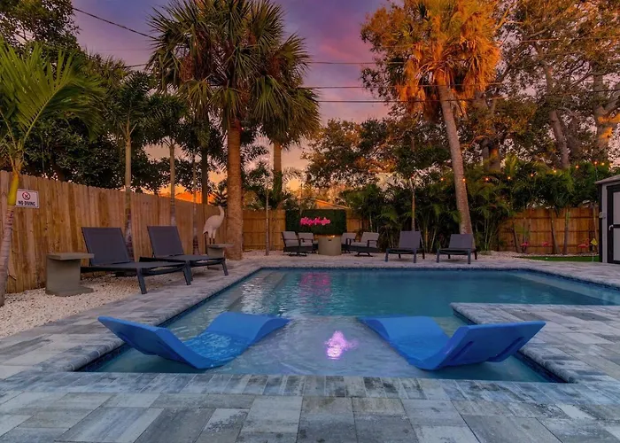 1 Block To Beach, Pool, Bikes, Putt Putt- Triplex Clearwater Beach