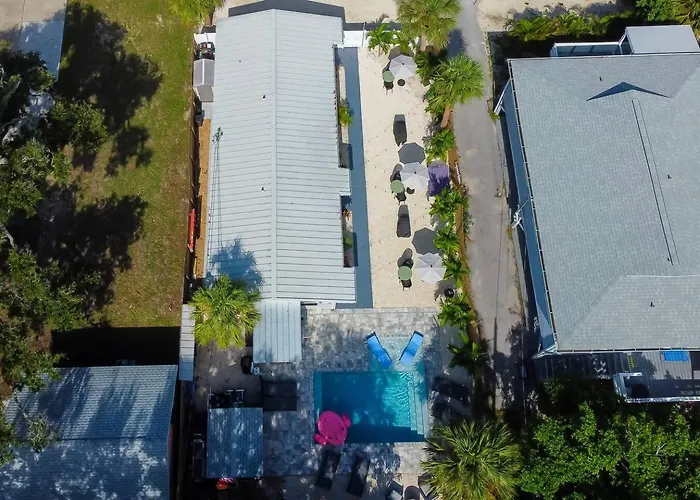 Apartment 1 Block To Beach, Pool, Bikes, Putt Putt- Triplex Clearwater Beach