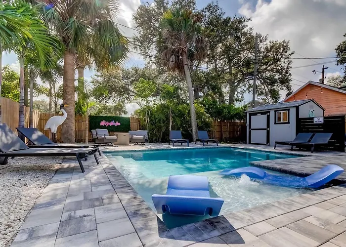 1 Block To Beach, Pool, Bikes, Putt Putt- Triplex Clearwater Beach