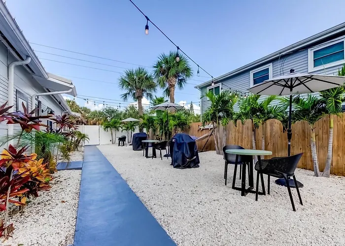 1 Block To Beach, Pool, Bikes, Putt Putt- Triplex