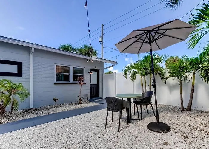 1 Block To Beach, Pool, Bikes, Putt Putt- Triplex Apartment Clearwater Beach