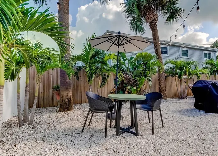 1 Block To Beach, Pool, Bikes, Putt Putt- Triplex Apartment Clearwater Beach
