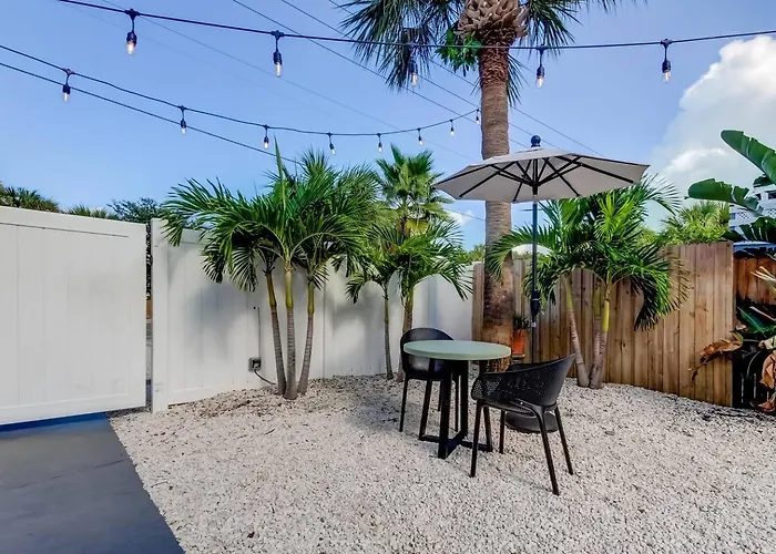 Apartment 1 Block To Beach, Pool, Bikes, Putt Putt- Triplex