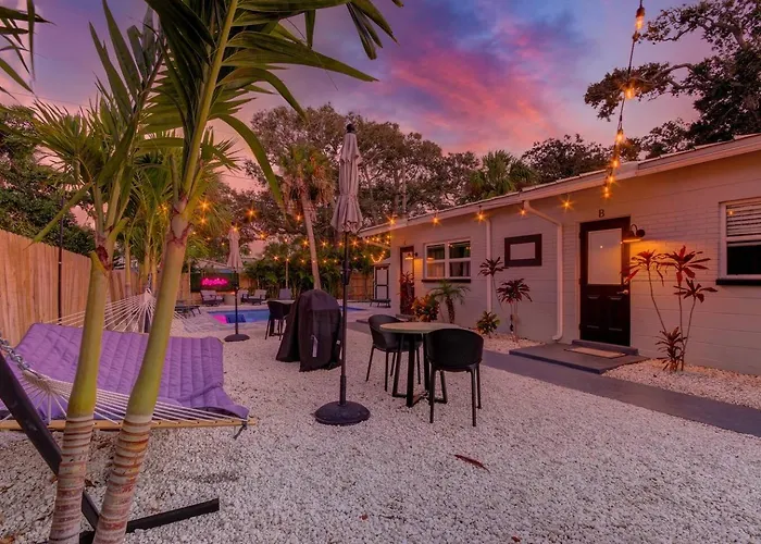 1 Block To Beach, Pool, Bikes, Putt Putt- Triplex Apartment *