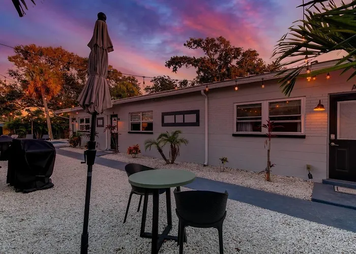 Apartment 1 Block To Beach, Pool, Bikes, Putt Putt- Triplex Clearwater Beach