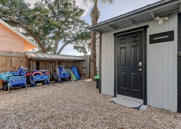1 Block To Beach, Pool, Bikes, Putt Putt- Triplex Apartment