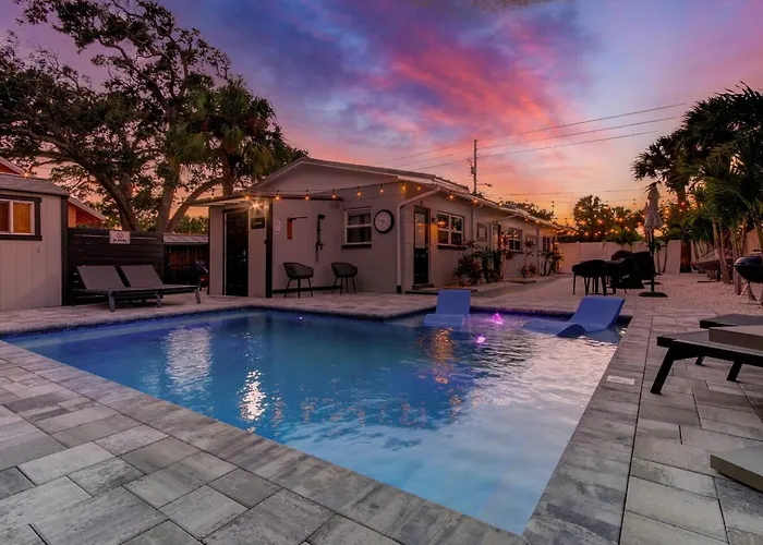1 Block To Beach, Pool, Bikes, Putt Putt- Triplex *