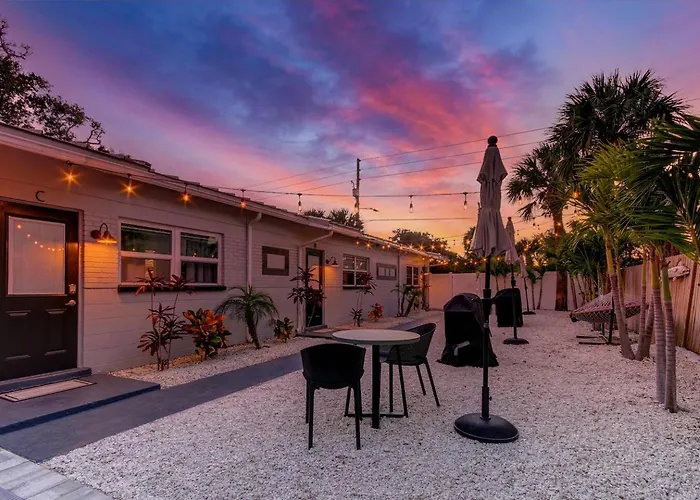 1 Block To Beach, Pool, Bikes, Putt Putt- Triplex Apartment *