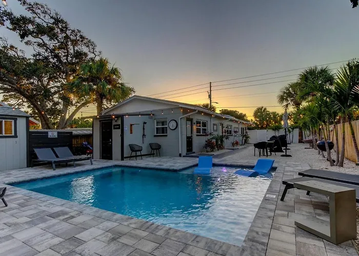 1 Block To Beach, Pool, Bikes, Putt Putt- Triplex Clearwater Beach