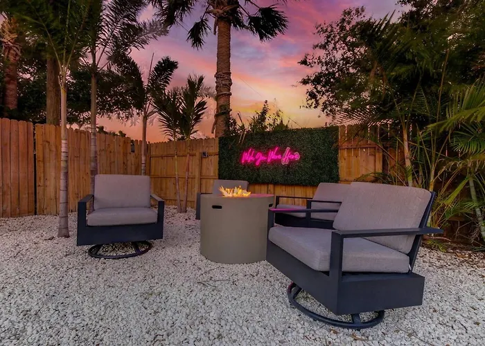 Apartment 1 Block To Beach, Pool, Bikes, Putt Putt- Triplex