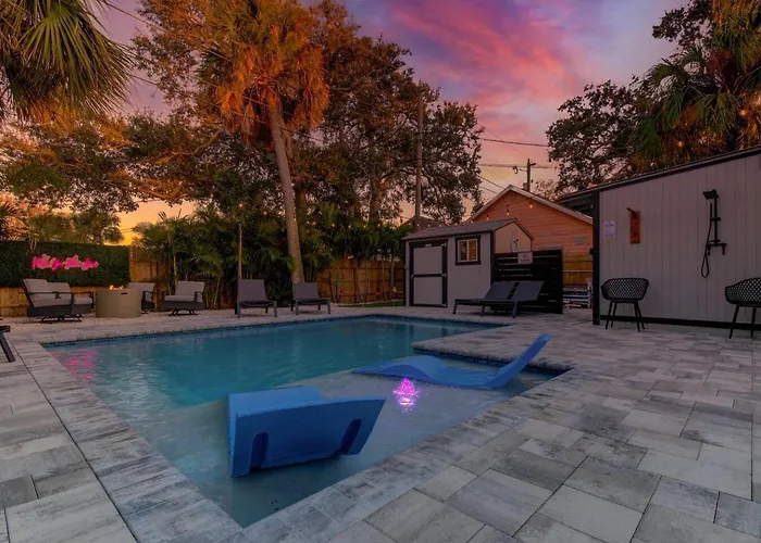Apartment 1 Block To Beach, Pool, Bikes, Putt Putt- Triplex Clearwater Beach