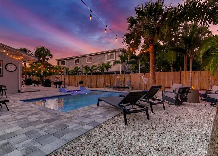 1 Block To Beach, Pool, Bikes, Putt Putt- Triplex Clearwater Beach