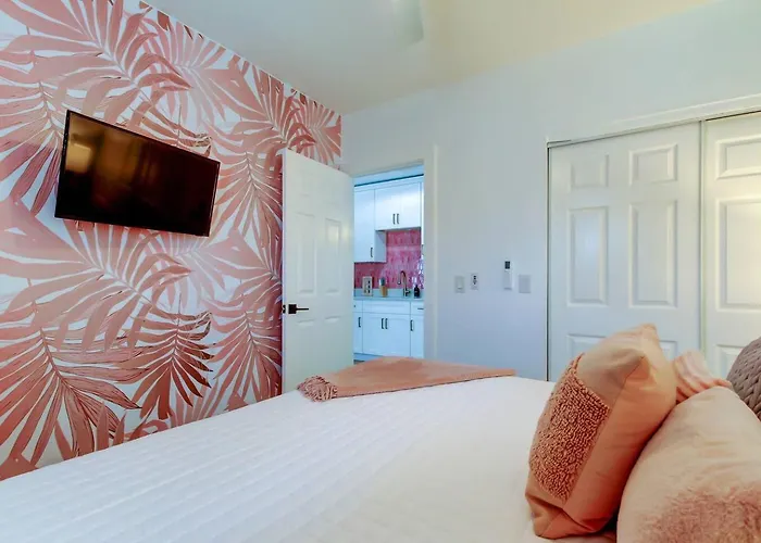 1 Block To Beach, Pool, Bikes, Putt Putt- Triplex Apartment