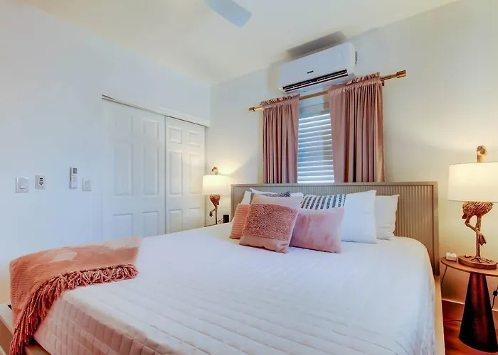 1 Block To Beach, Pool, Bikes, Putt Putt- Triplex Apartment *