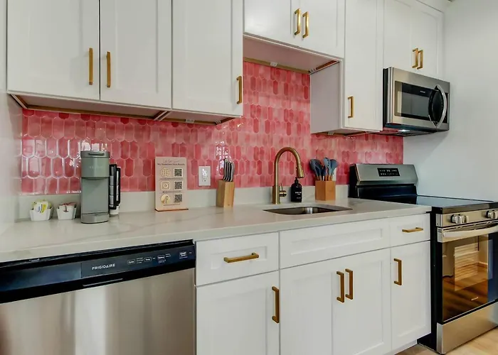 1 Block To Beach, Pool, Bikes, Putt Putt- Triplex Apartment *