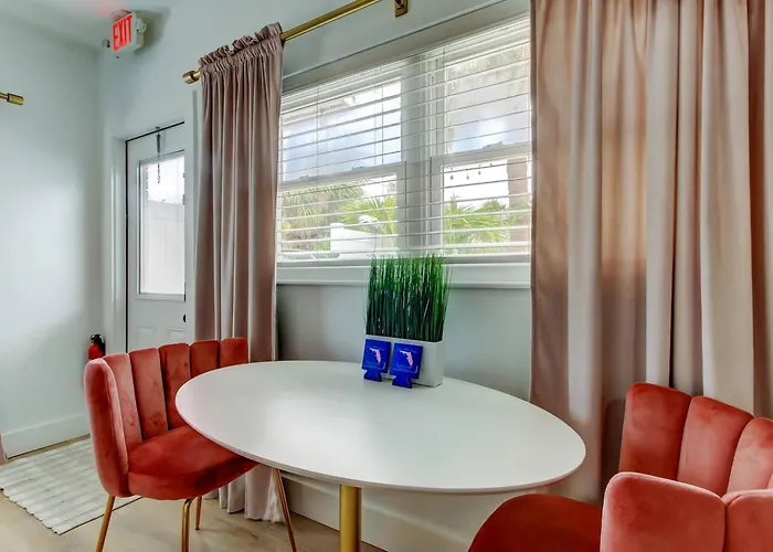1 Block To Beach, Pool, Bikes, Putt Putt- Triplex Apartment