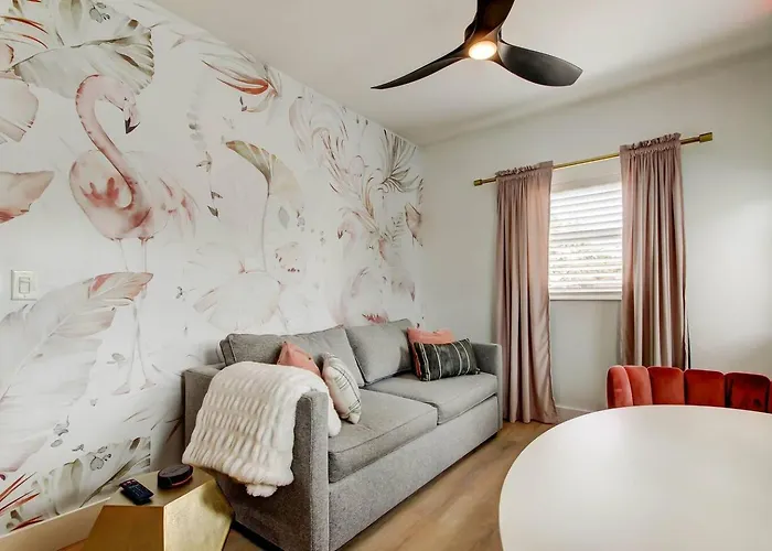 Apartment 1 Block To Beach, Pool, Bikes, Putt Putt- Triplex Clearwater Beach