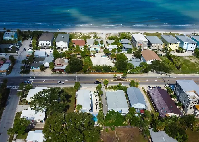1 Block To Beach, Pool, Bikes, Putt Putt- Triplex Clearwater Beach